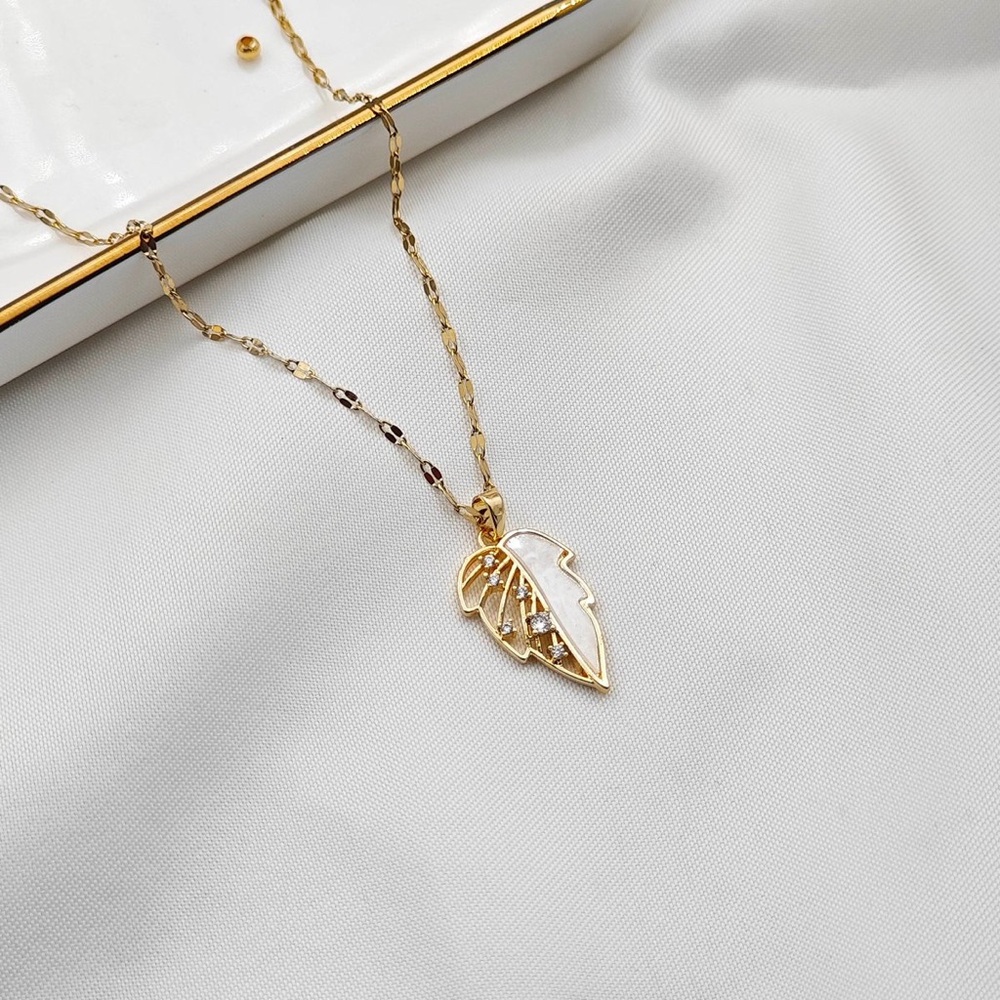 Elegant Gold Leaf Pendant Necklace